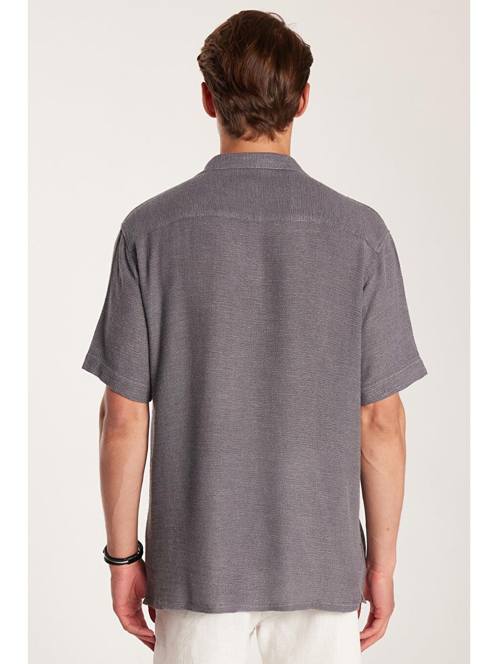 Erkek Relax Fit Apaş Yaka Rustik Kumaş Rahat Kesim Cepli Kısa Kol Gri Gömlek-4