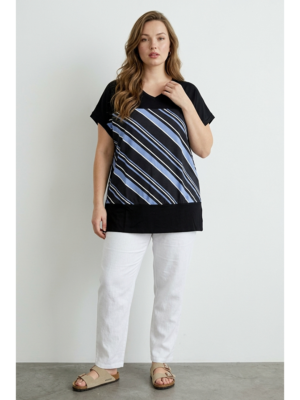 Mavi V Yaka Kısa Kollu Çizgili Esnek Kumaşlı T-shirt-1