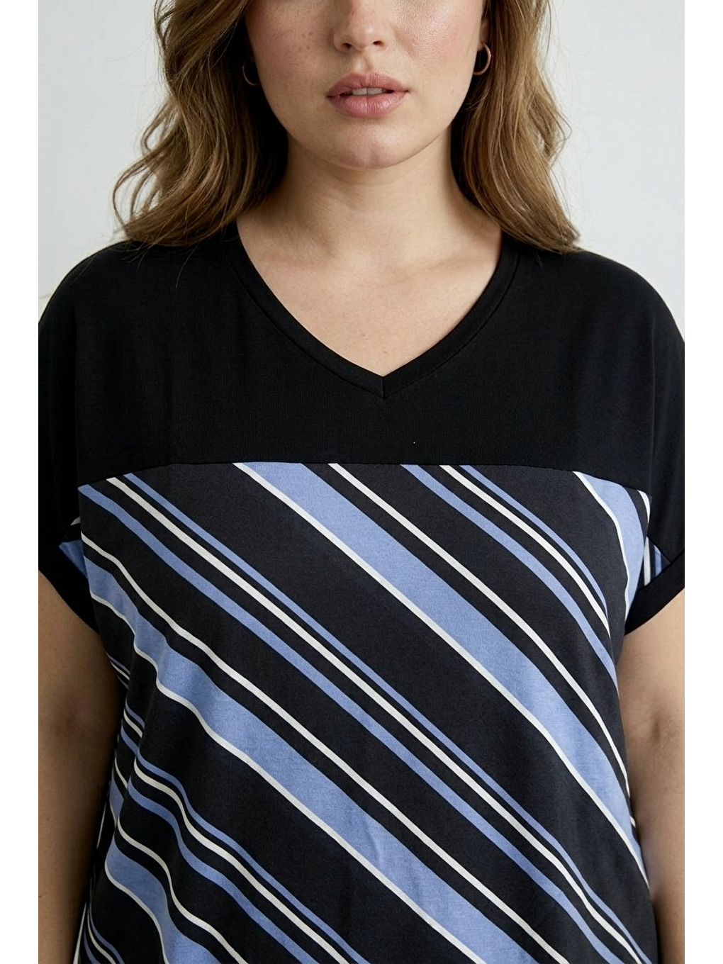 Mavi V Yaka Kısa Kollu Çizgili Esnek Kumaşlı T-shirt-3