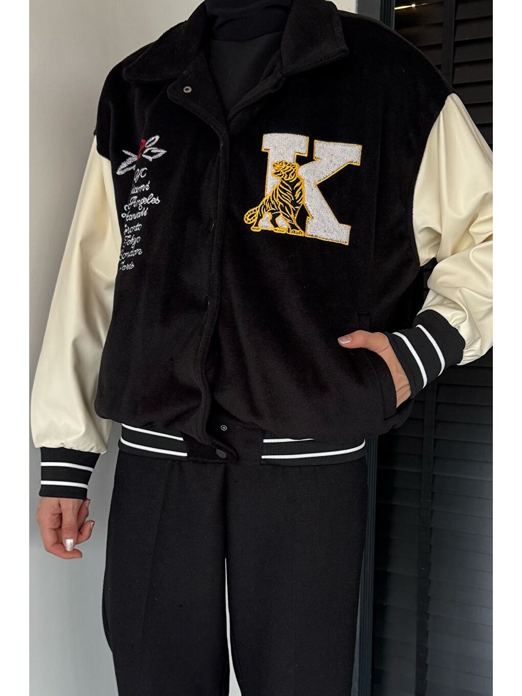 Siyah Kadın Deri Garnili Ön Çıtçıtlı Çıkartma Baskılı Ceket-2