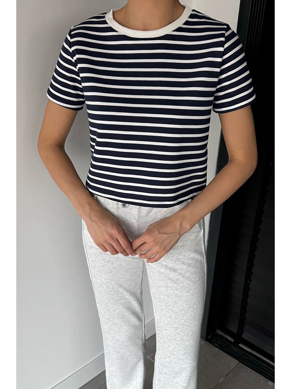 Siyah Kadın Şerit Desenli Bisiklet Yaka Tişört