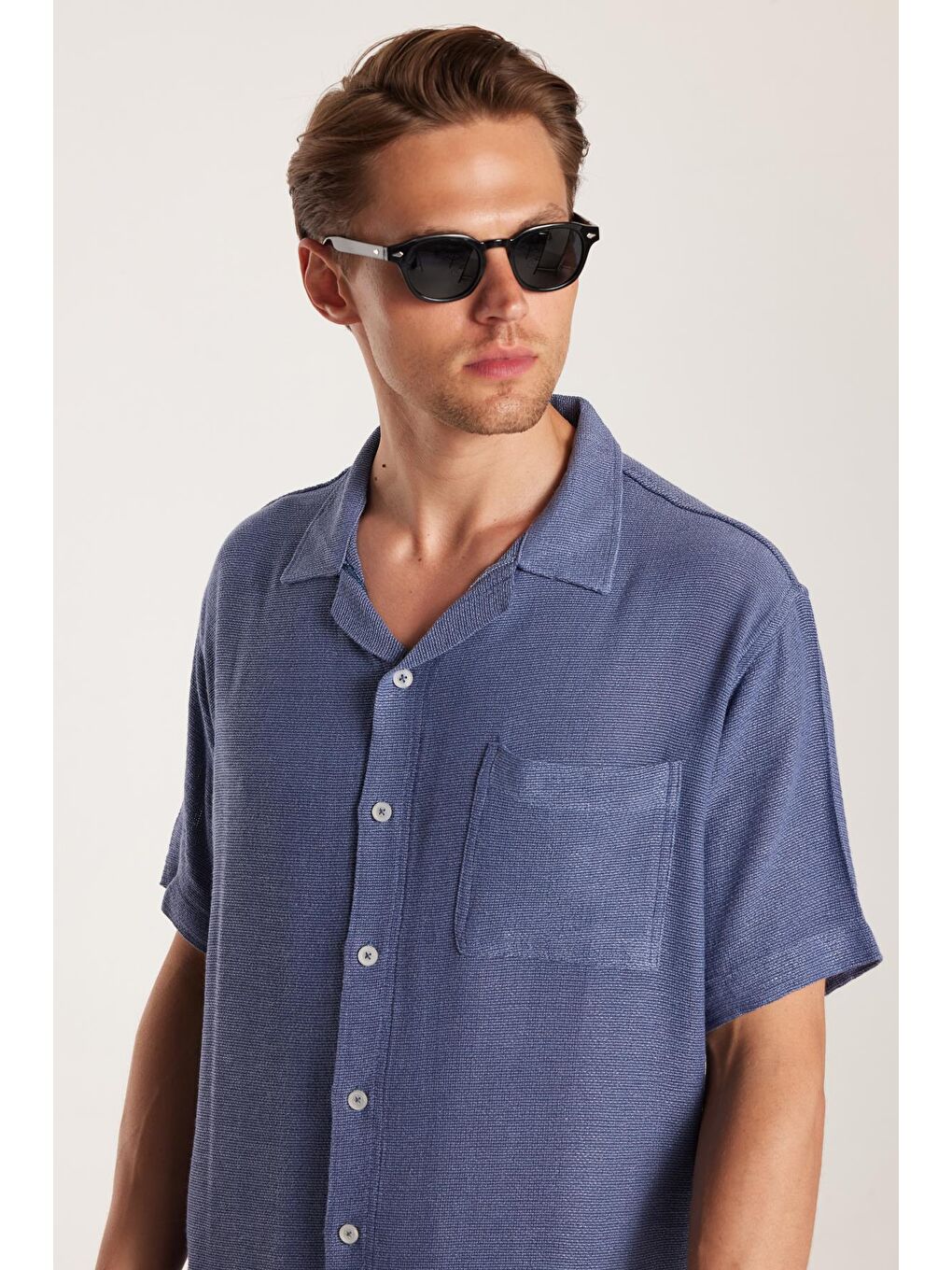 Erkek Relax Fit Apaş Yaka Rustik Kumaş Rahat Kesim Cepli Kısa Kol Mavi Gömlek