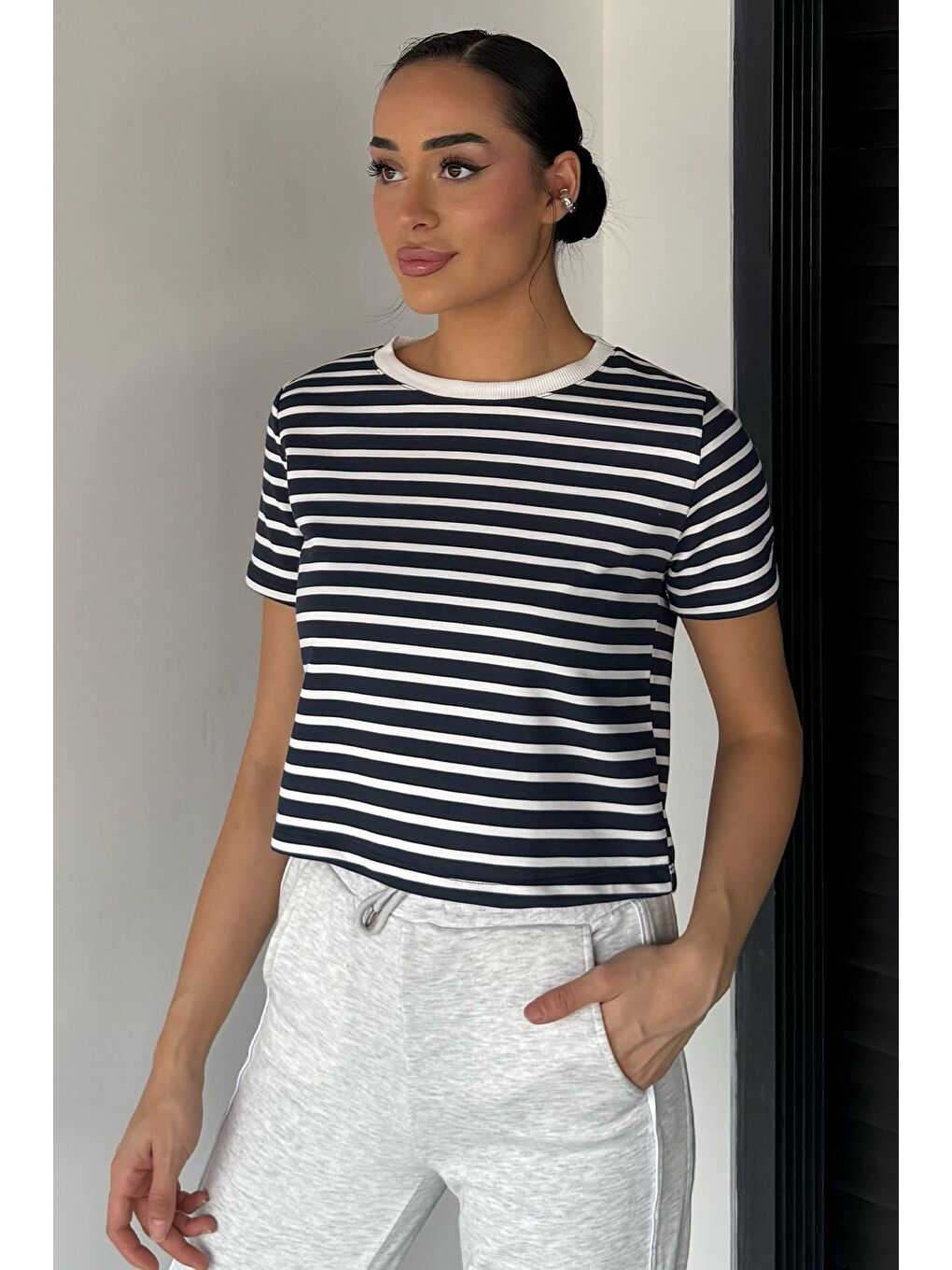 Siyah Kadın Şerit Desenli Bisiklet Yaka Tişört-1