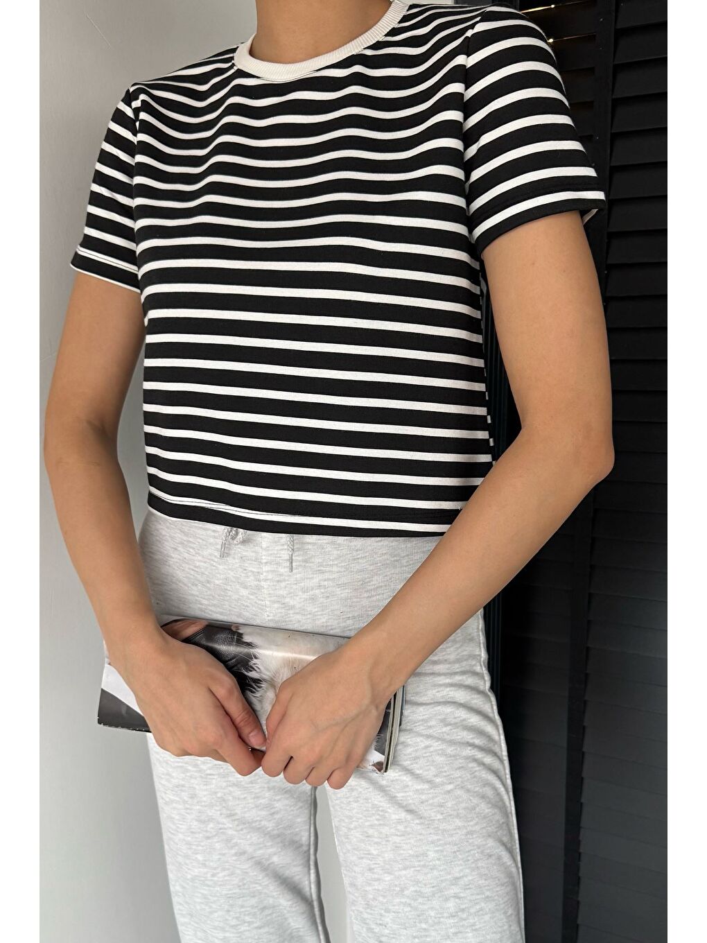 Siyah Kadın Şerit Desenli Bisiklet Yaka Tişört-2