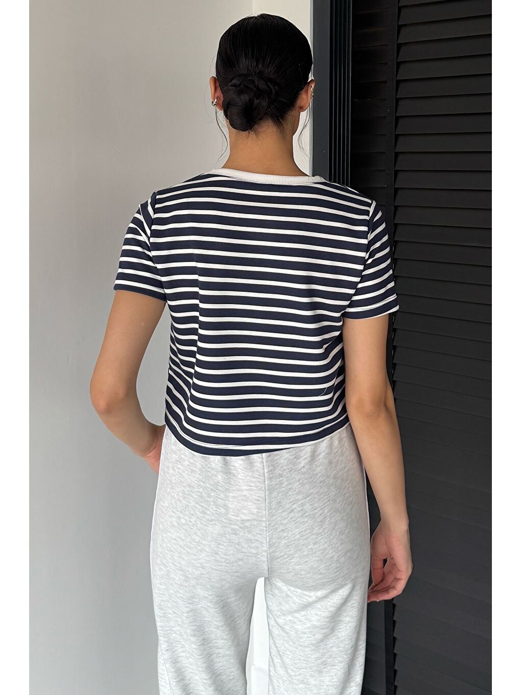 Siyah Kadın Şerit Desenli Bisiklet Yaka Tişört-3