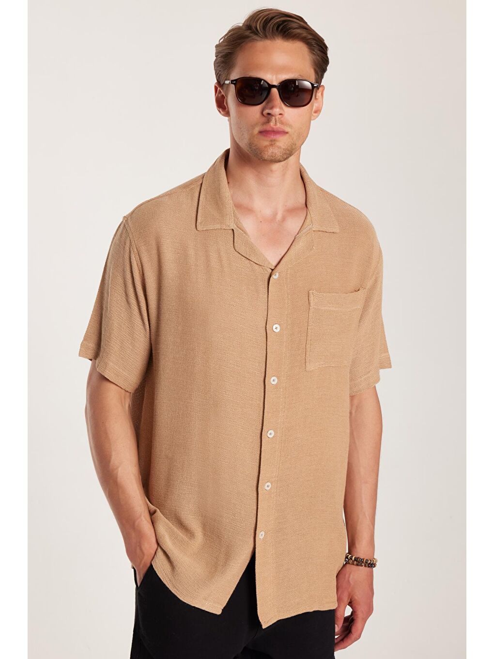 Erkek Relax Fit Apaş Yaka Rustik Kumaş Cepli Kısa Kol Rahat Kesim Bej Gömlek-1