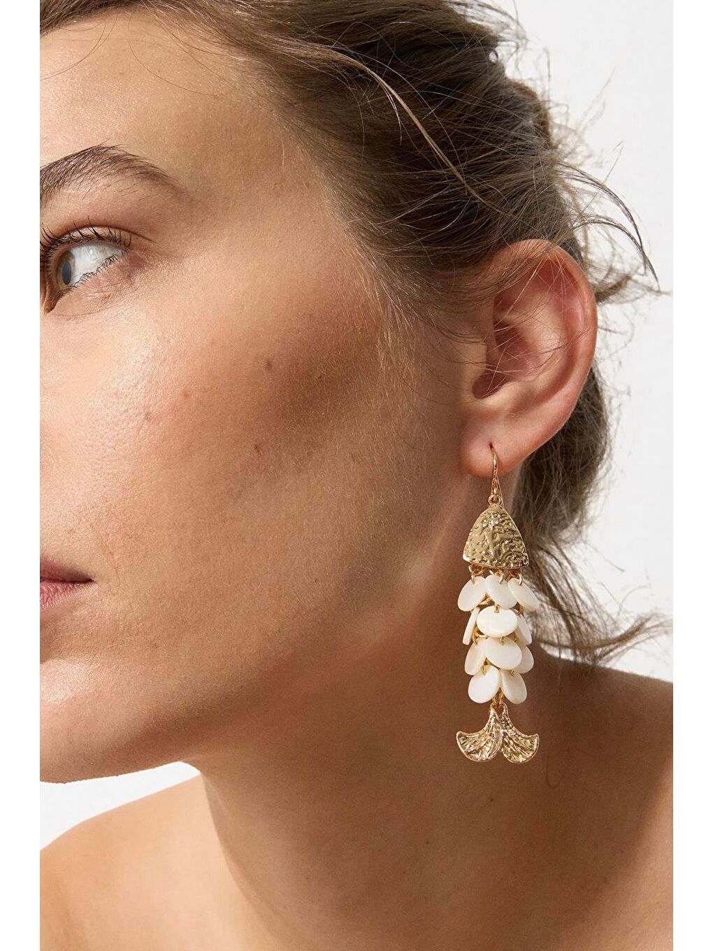 Beyaz Pullu Balık Sallantılı Kadın Küpe-1