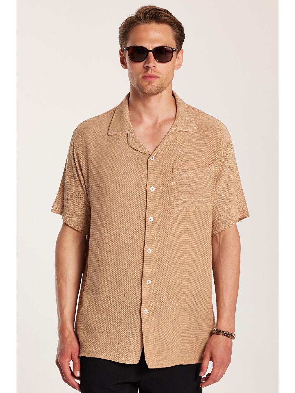 Erkek Relax Fit Apaş Yaka Rustik Kumaş Cepli Kısa Kol Rahat Kesim Bej Gömlek-3