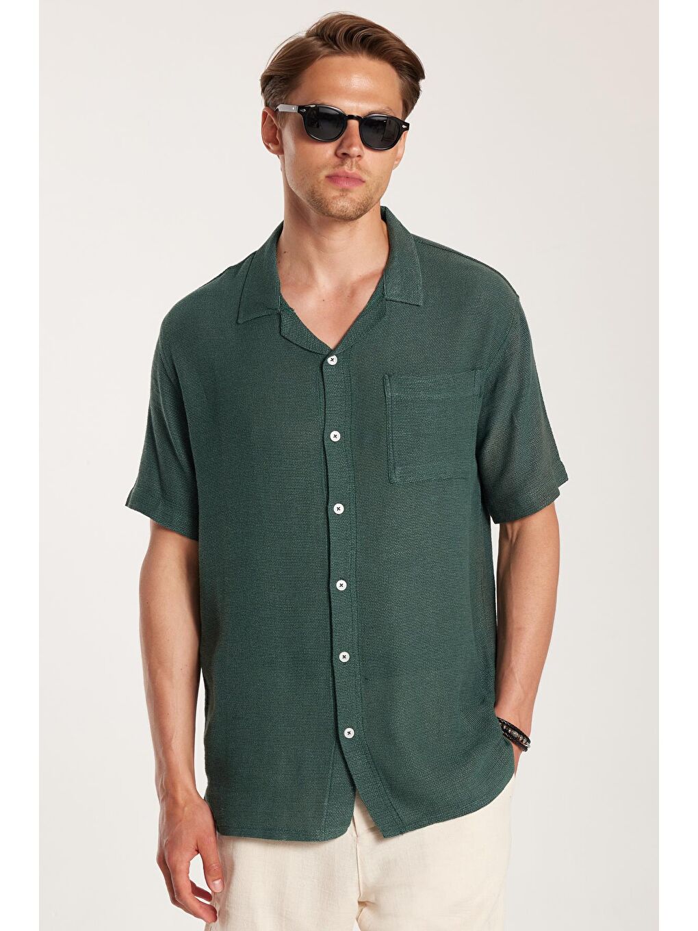 Erkek Relax Fit Apaş Yaka Rustik Kumaş Cepli Kısa Kol Rahat Kesim Yeşil Gömlek-1