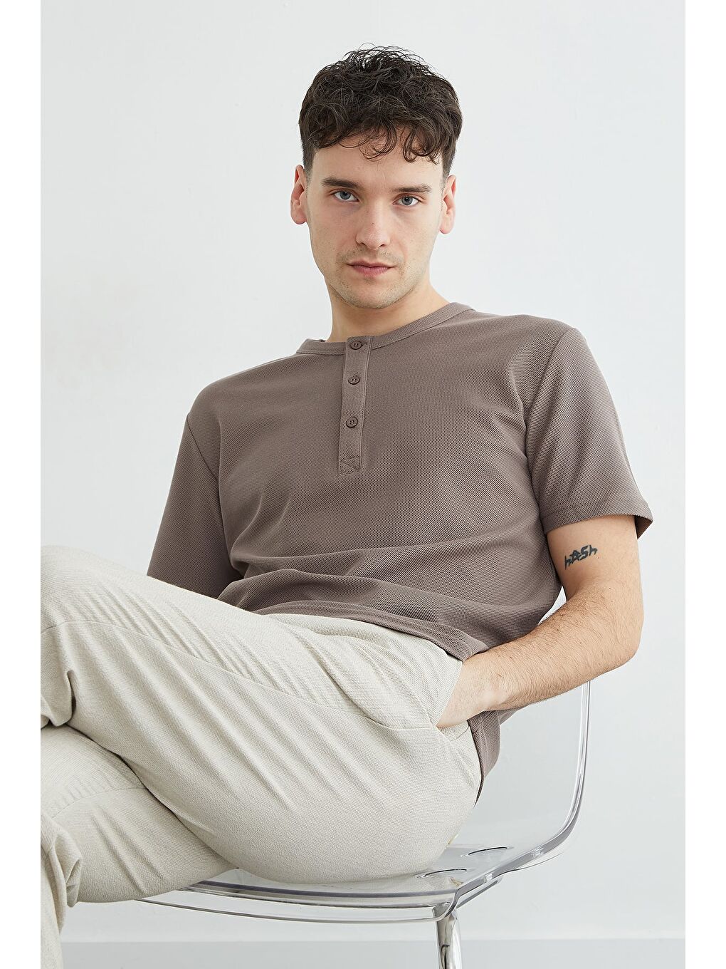 Bej Petek Kumaş Düğmeli Bisiklet Yaka Tişört-1