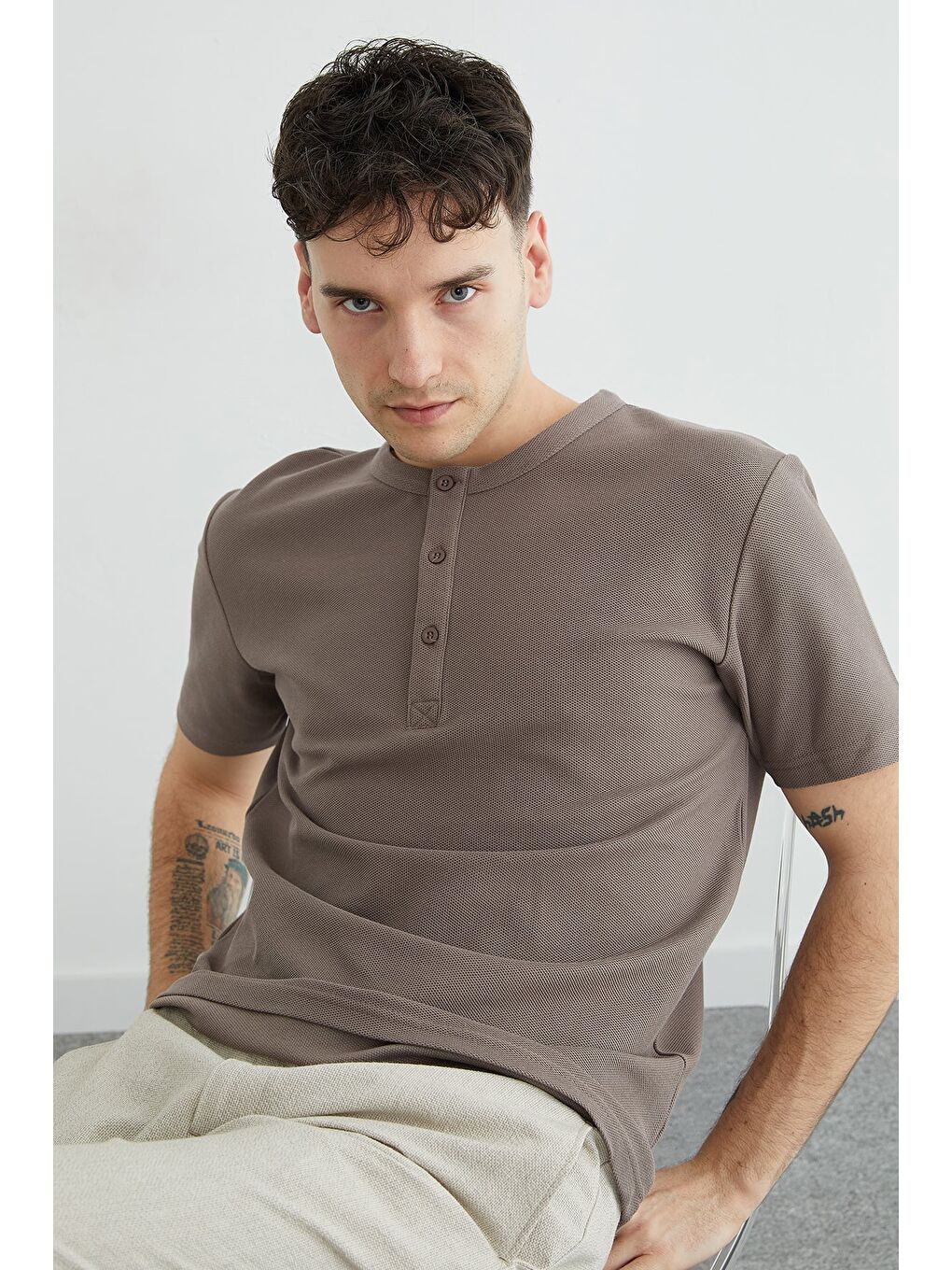 Bej Petek Kumaş Düğmeli Bisiklet Yaka Tişört-3