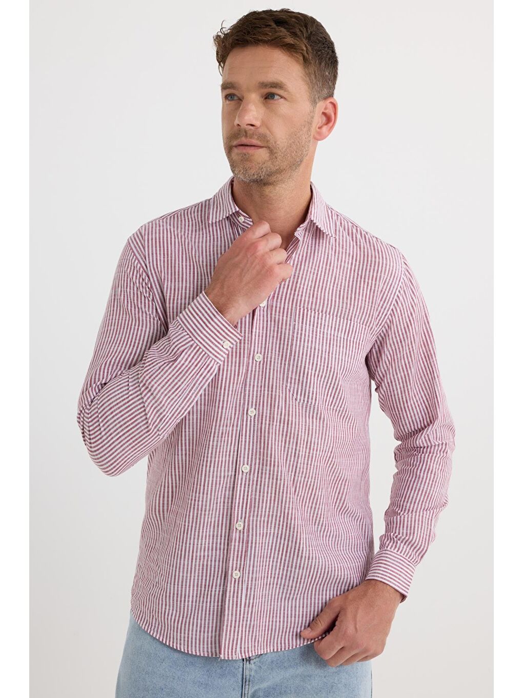 Erkek Regular Fit Klasik Kesim Uzun Kollu %100 Pamuk Keten Doku Tek Cepli Bordo Çizgili Gömlek