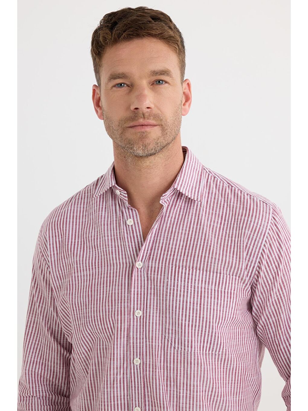 Erkek Regular Fit Klasik Kesim Uzun Kollu %100 Pamuk Keten Doku Tek Cepli Bordo Çizgili Gömlek-1
