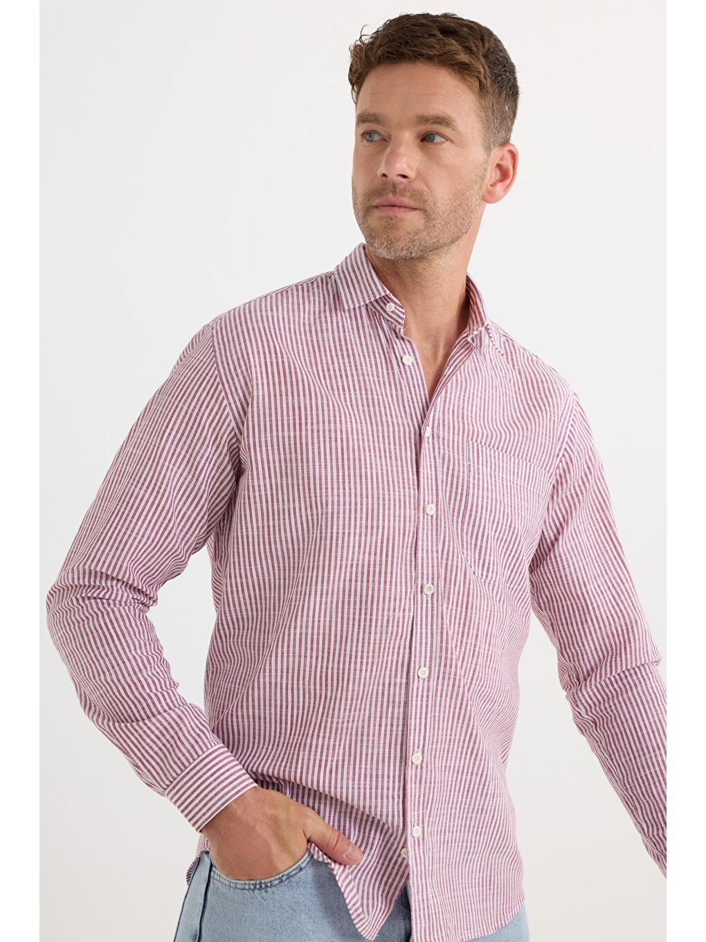 Erkek Regular Fit Klasik Kesim Uzun Kollu %100 Pamuk Keten Doku Tek Cepli Bordo Çizgili Gömlek-4