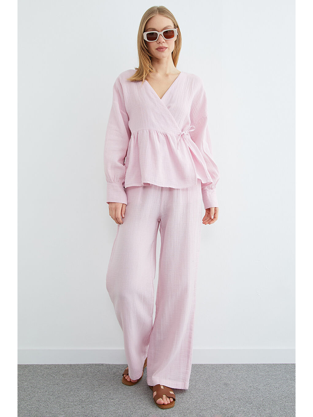 Pembe Yandan Bağlamalı Kruvaze Yaka Müslin Gömlek-1