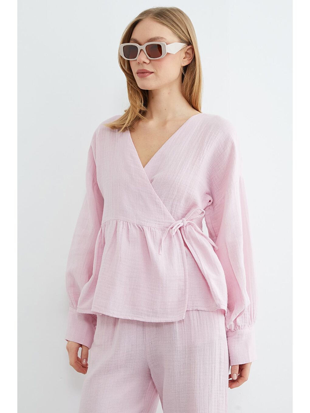 Pembe Yandan Bağlamalı Kruvaze Yaka Müslin Gömlek-2