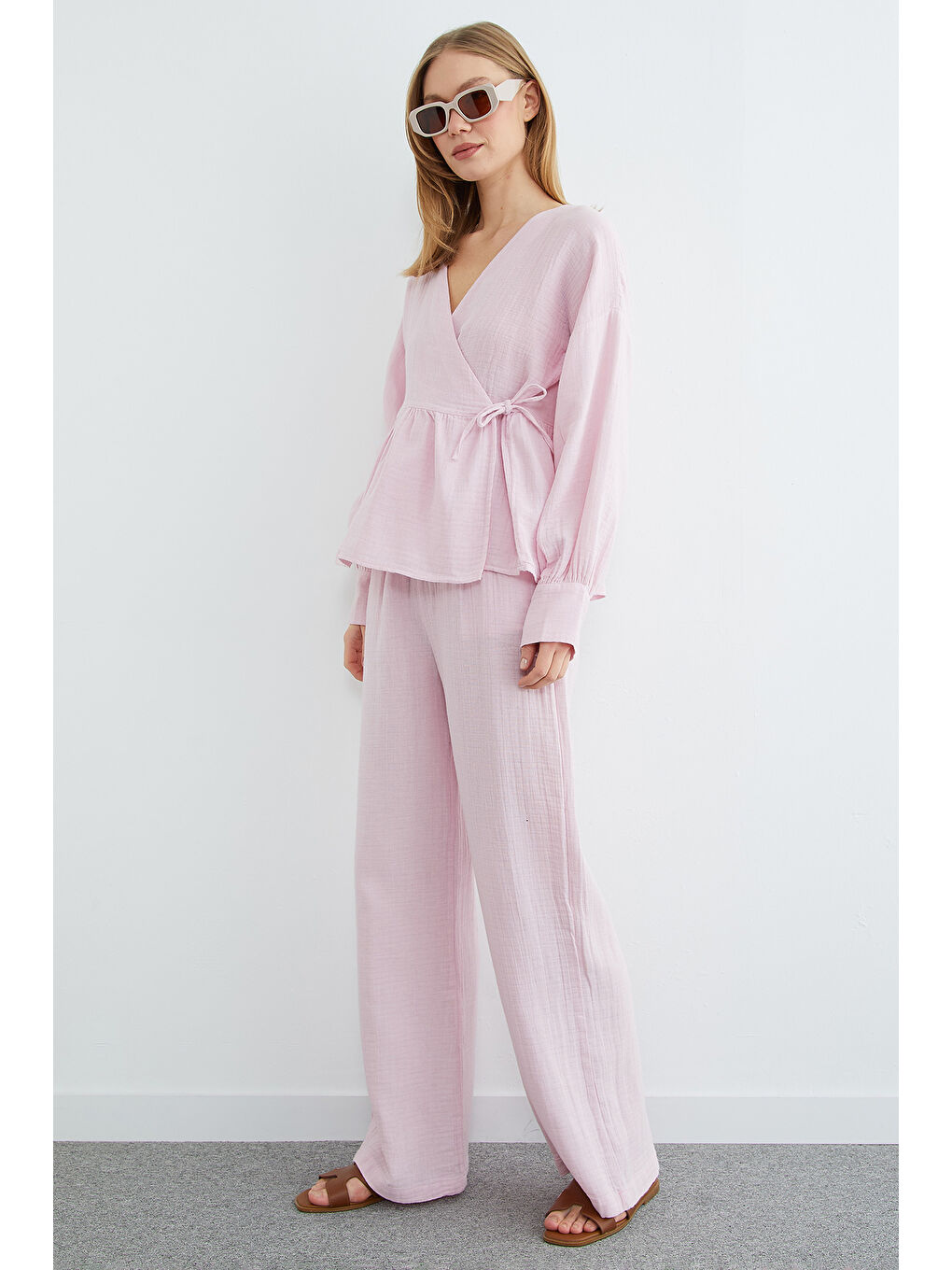 Pembe Yandan Bağlamalı Kruvaze Yaka Müslin Gömlek-3