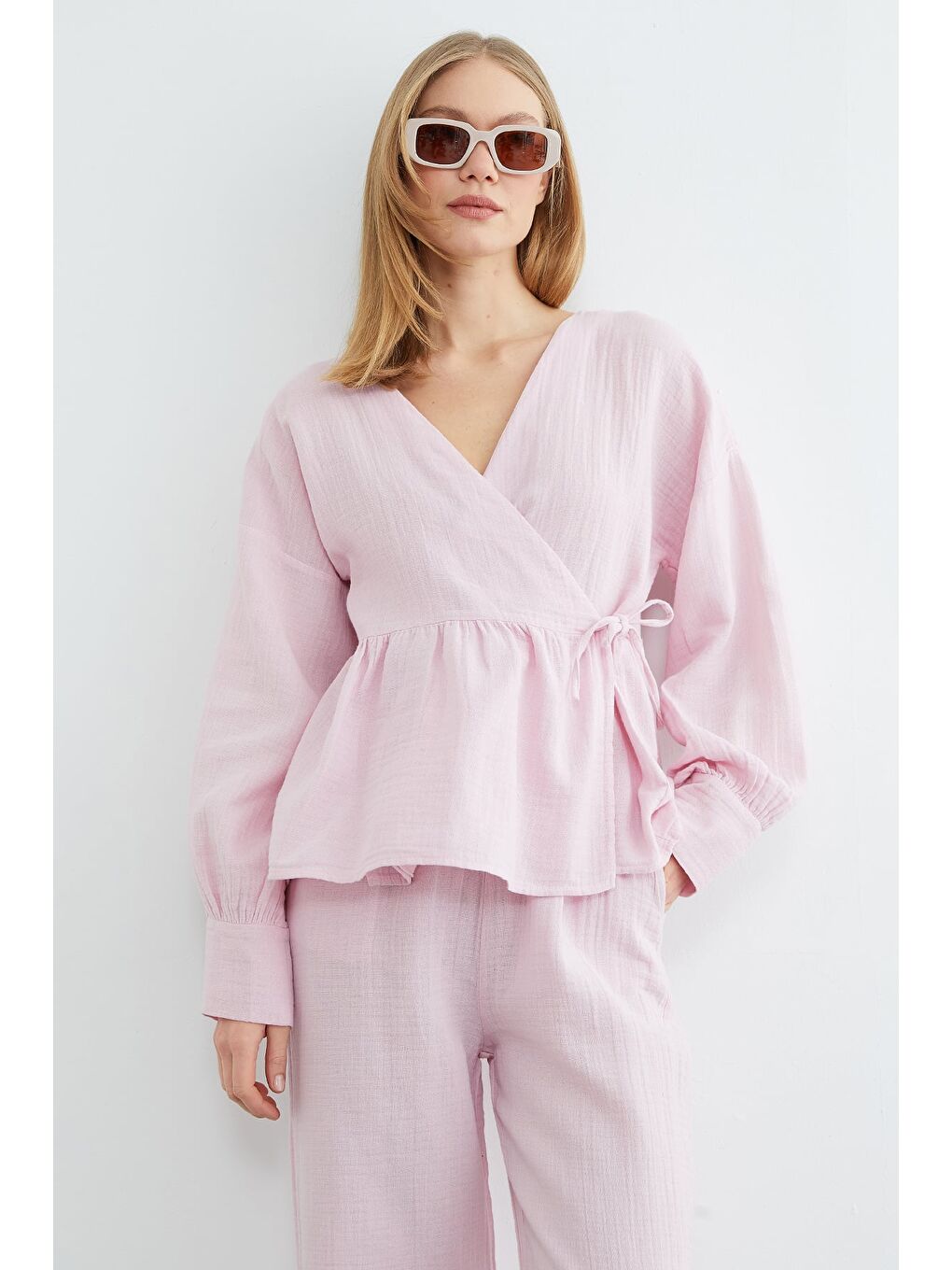 Pembe Yandan Bağlamalı Kruvaze Yaka Müslin Gömlek-4