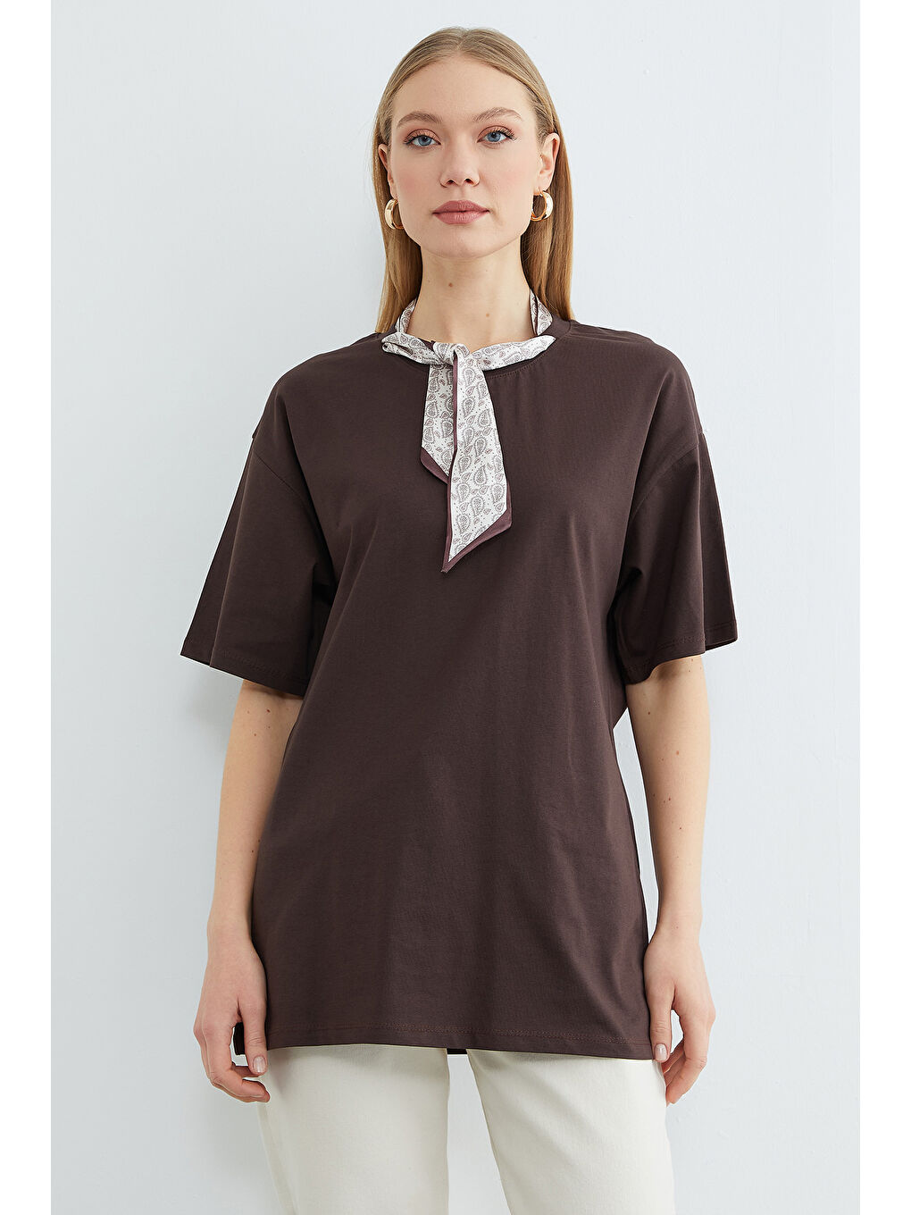 Kahverengi Fular Detaylı Bisiklet Yaka Tişört-1