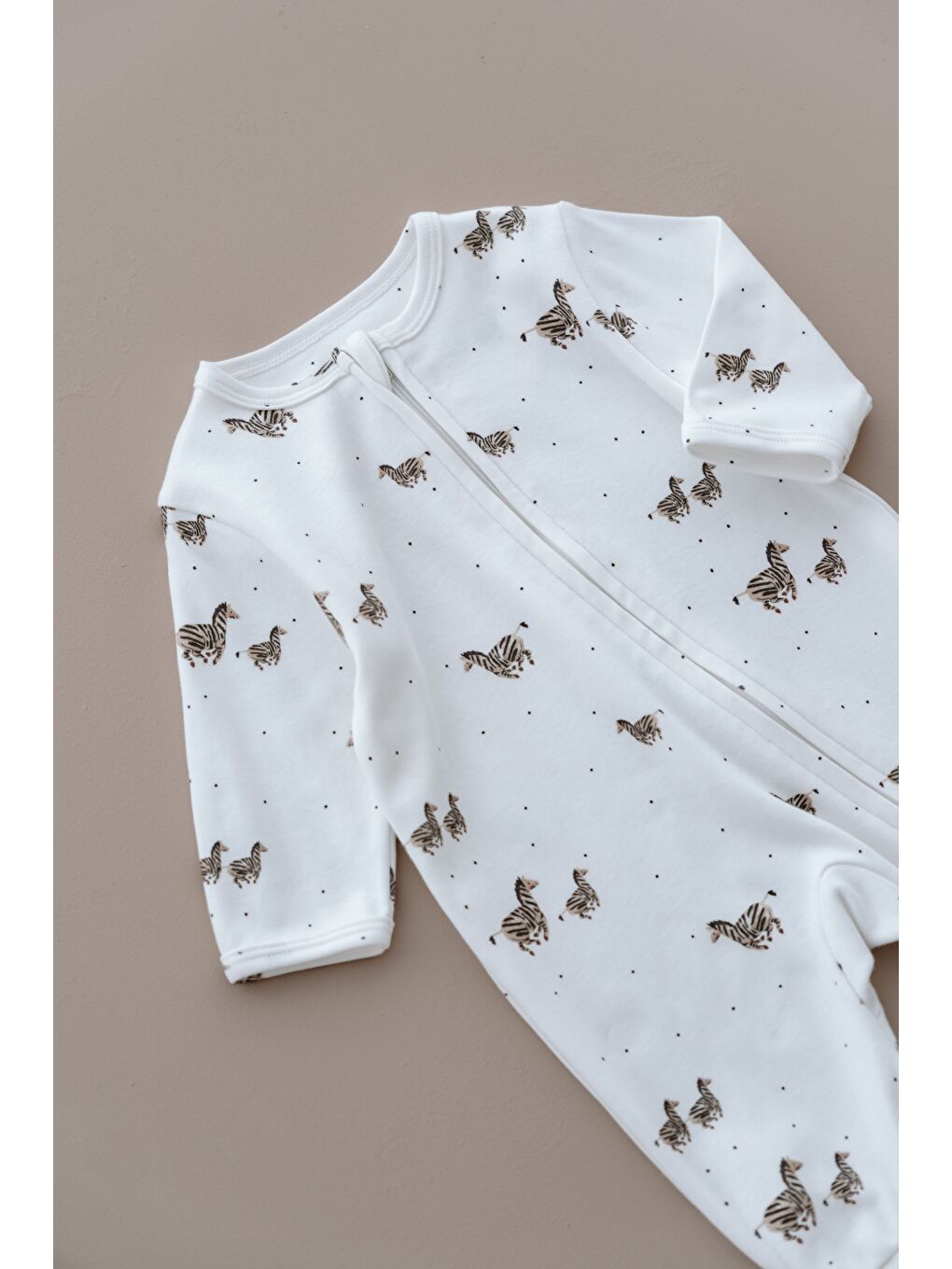 Beyaz Zebra Baskılı Calmy Serisi Kendinden Patikli Fermuarlı Tulum-1