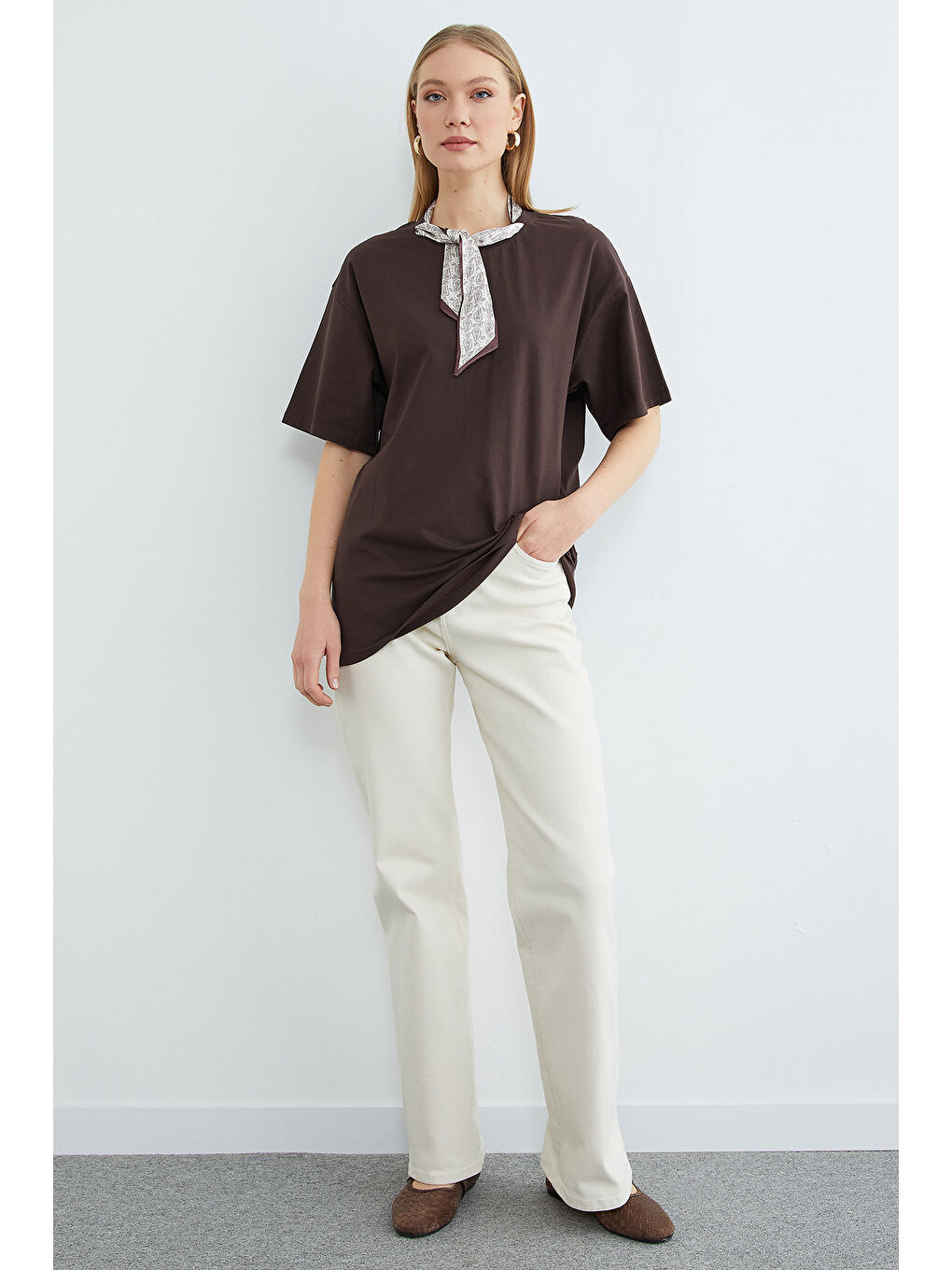 Kahverengi Fular Detaylı Bisiklet Yaka Tişört-2