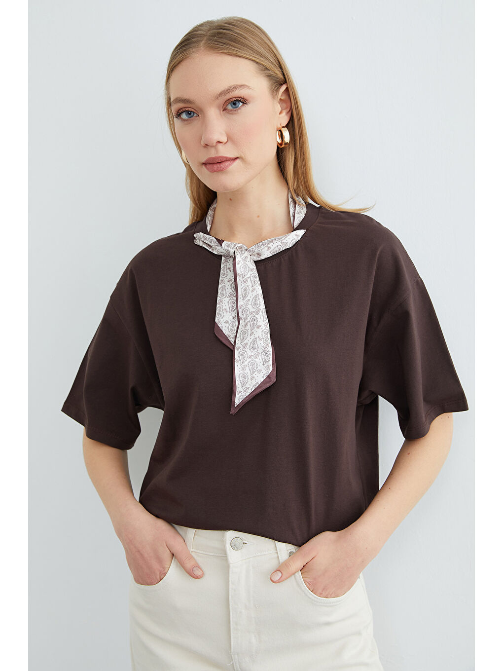 Kahverengi Fular Detaylı Bisiklet Yaka Tişört-4