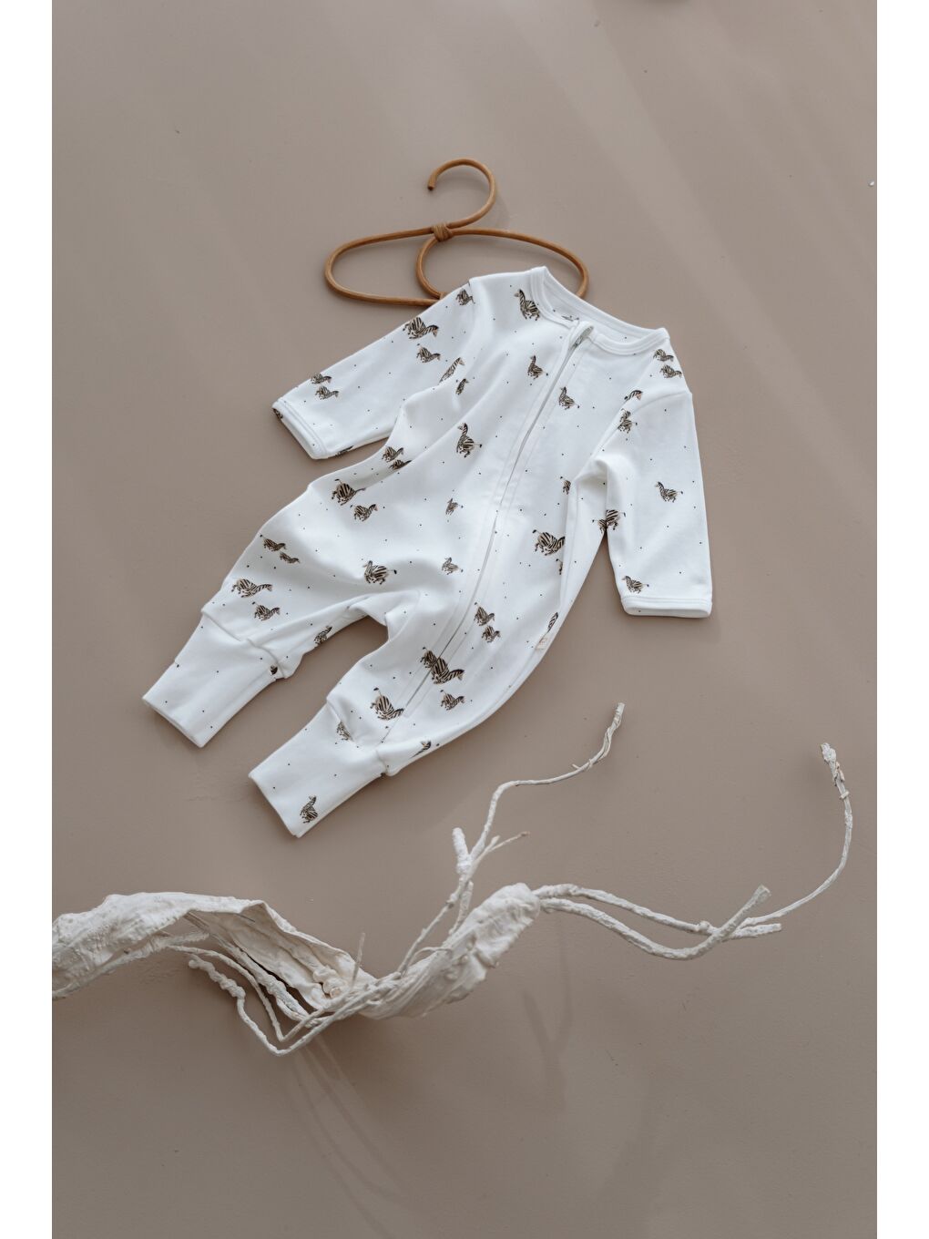 Beyaz Zebra Baskılı Calmy Serisi Kendinden Patikli Fermuarlı Tulum-2