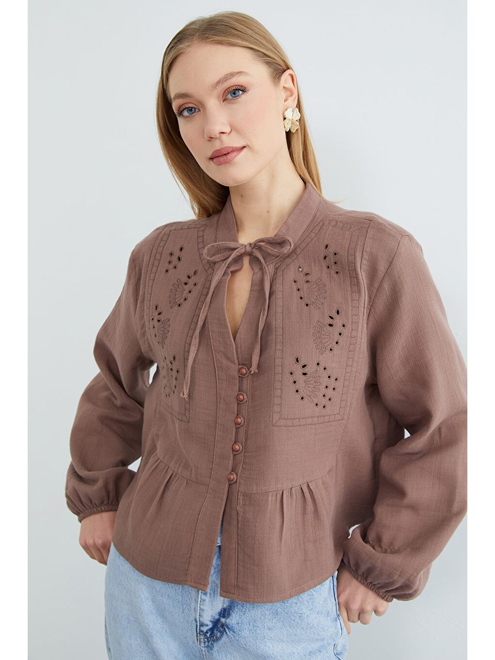 Kahverengi Önü Bağlamalı Brode Detaylı Müslin Kumaş Gömlek