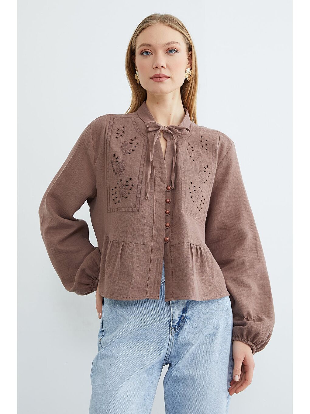 Kahverengi Önü Bağlamalı Brode Detaylı Müslin Kumaş Gömlek-1