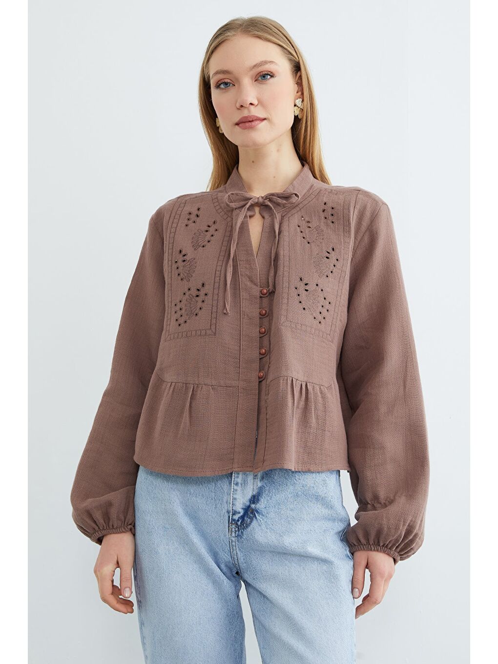 Kahverengi Önü Bağlamalı Brode Detaylı Müslin Kumaş Gömlek-2