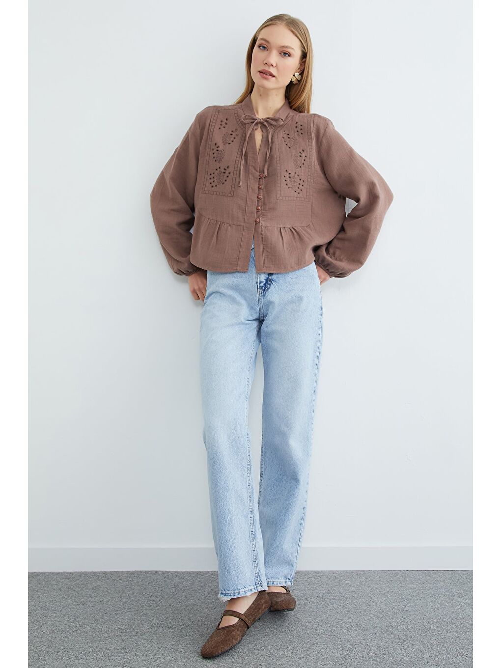 Kahverengi Önü Bağlamalı Brode Detaylı Müslin Kumaş Gömlek-3