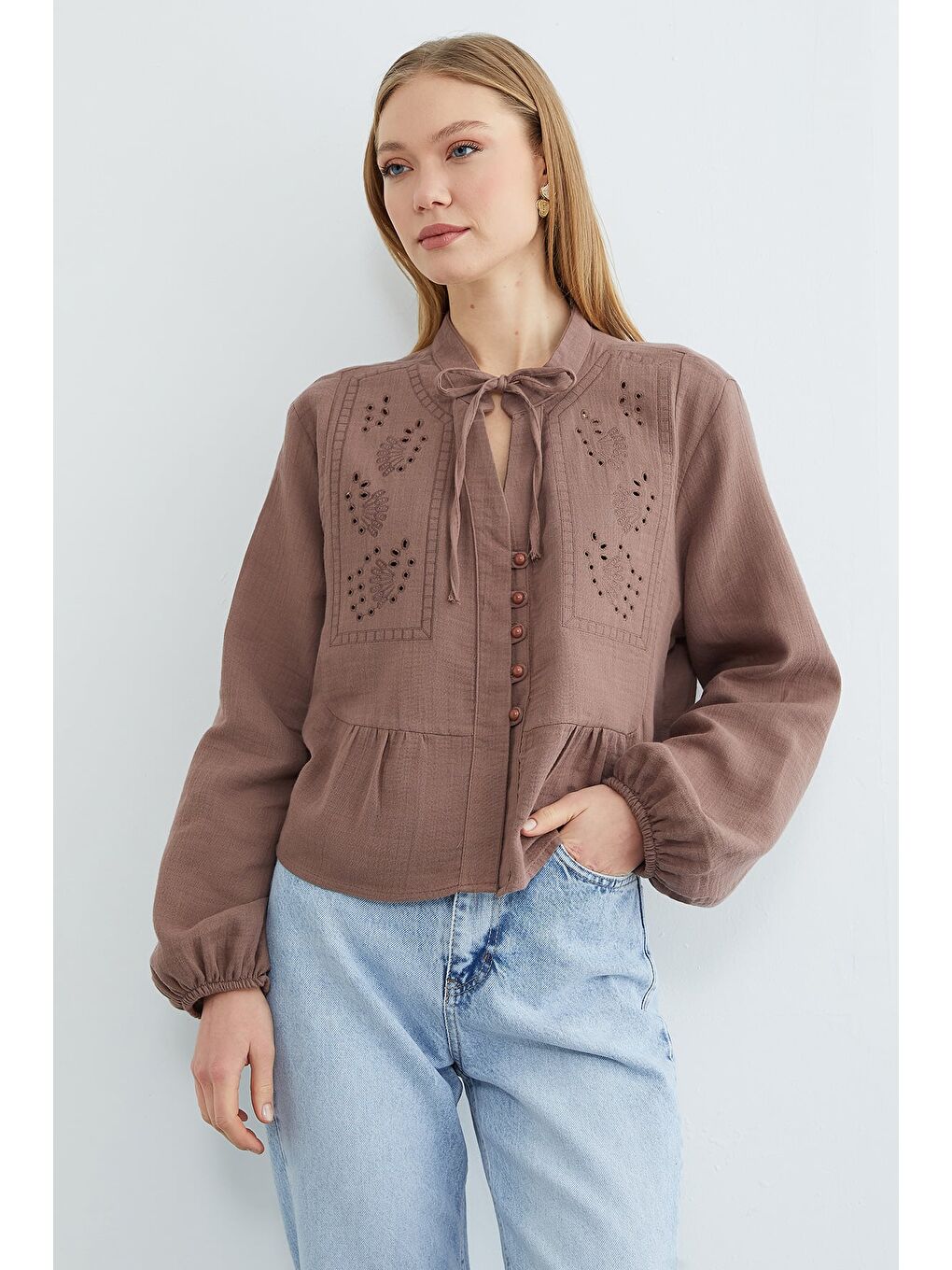 Kahverengi Önü Bağlamalı Brode Detaylı Müslin Kumaş Gömlek-4
