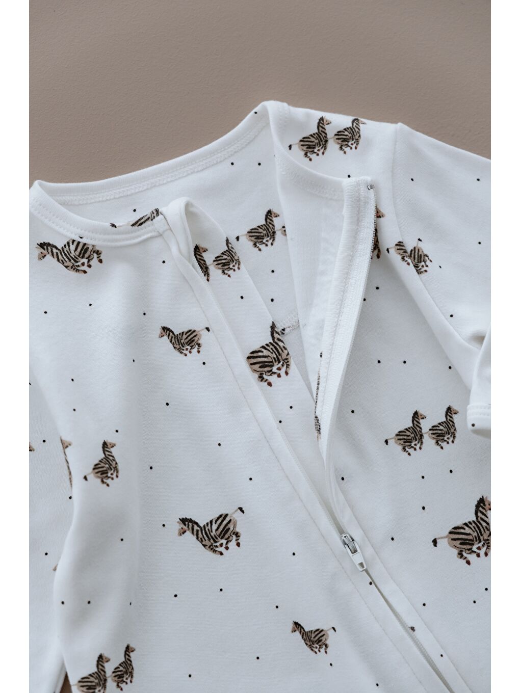 Beyaz Zebra Baskılı Calmy Serisi Kendinden Patikli Fermuarlı Tulum-5