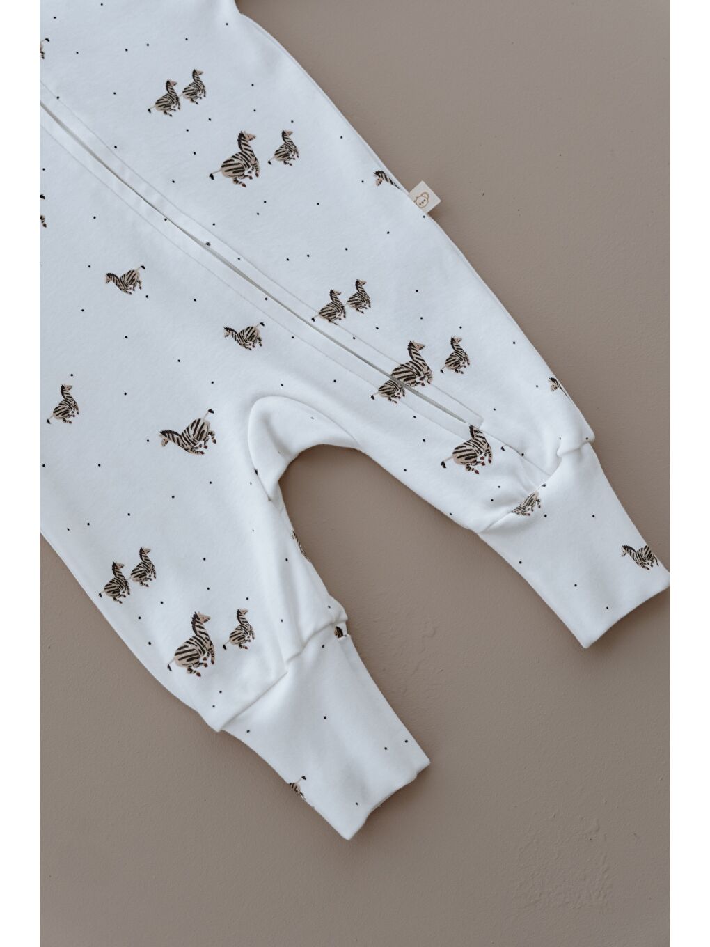 Beyaz Zebra Baskılı Calmy Serisi Kendinden Patikli Fermuarlı Tulum-6