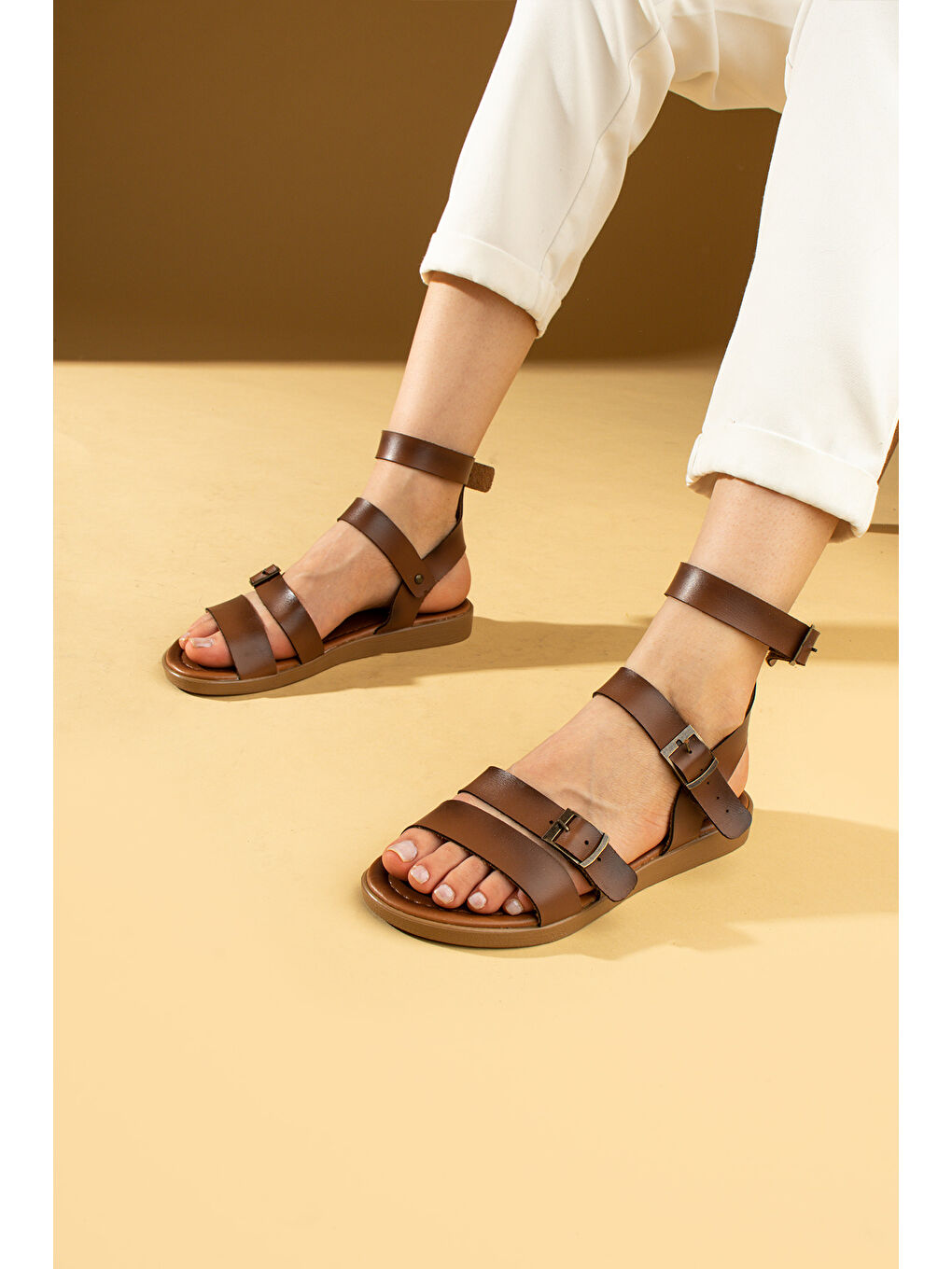 Kahverengi Ayarlanabilir Tokalı Rahat Kalıp Kadın Sandalet 51-850-24