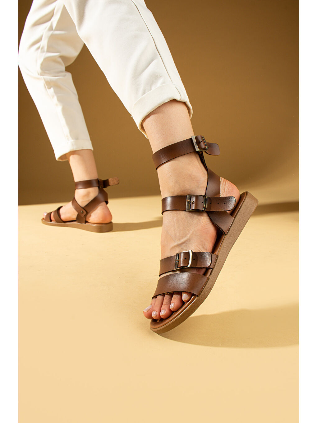 Kahverengi Ayarlanabilir Tokalı Rahat Kalıp Kadın Sandalet 51-850-24-2