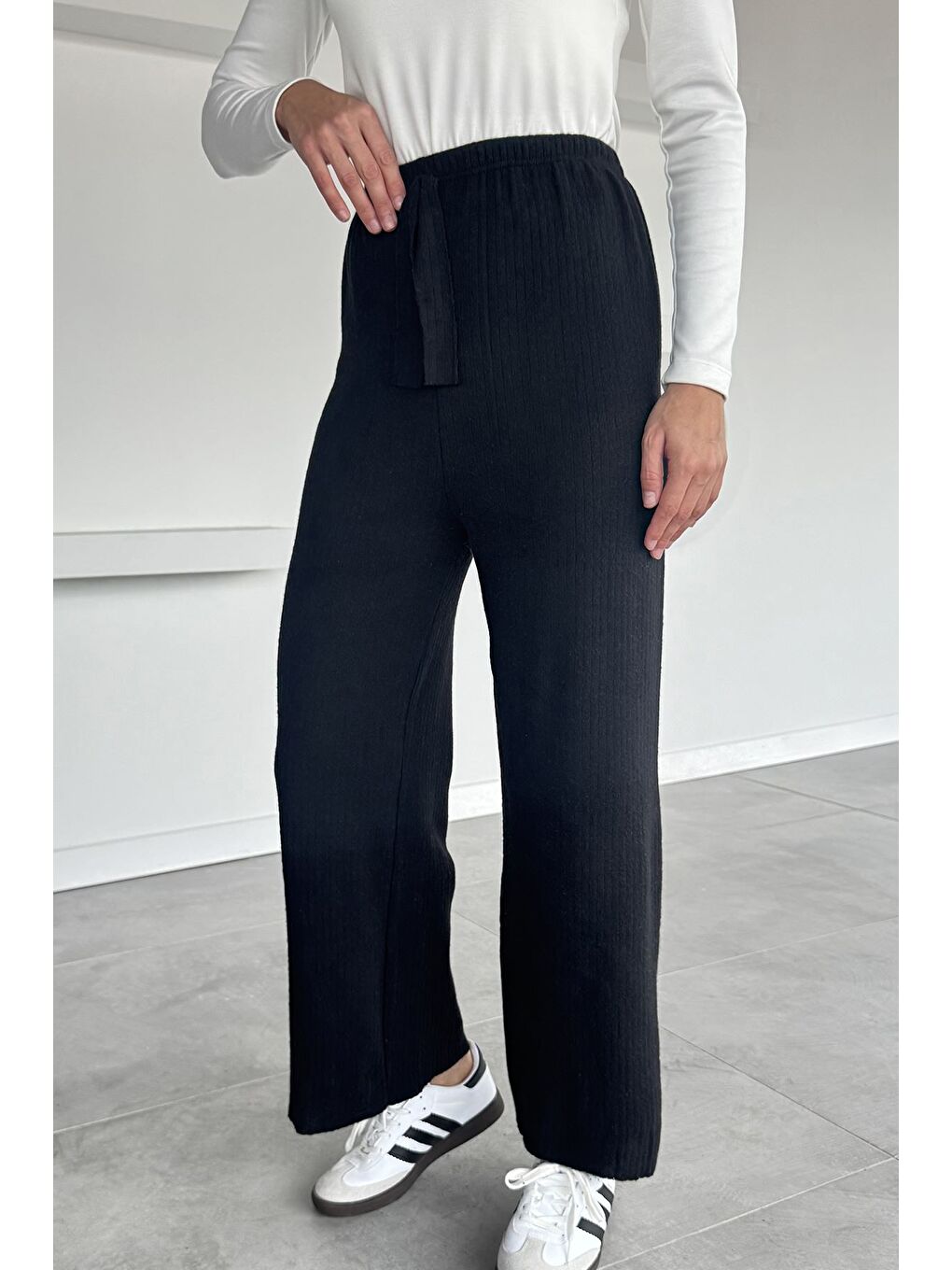 Siyah Kadın Bel Lastikli Bol Paça Pantolon-1