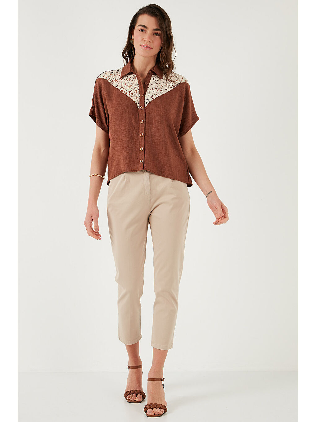 Kahverengi Dantelli Relaxed Fit Kısa Kollu Kadın Gömlek 5865764-1