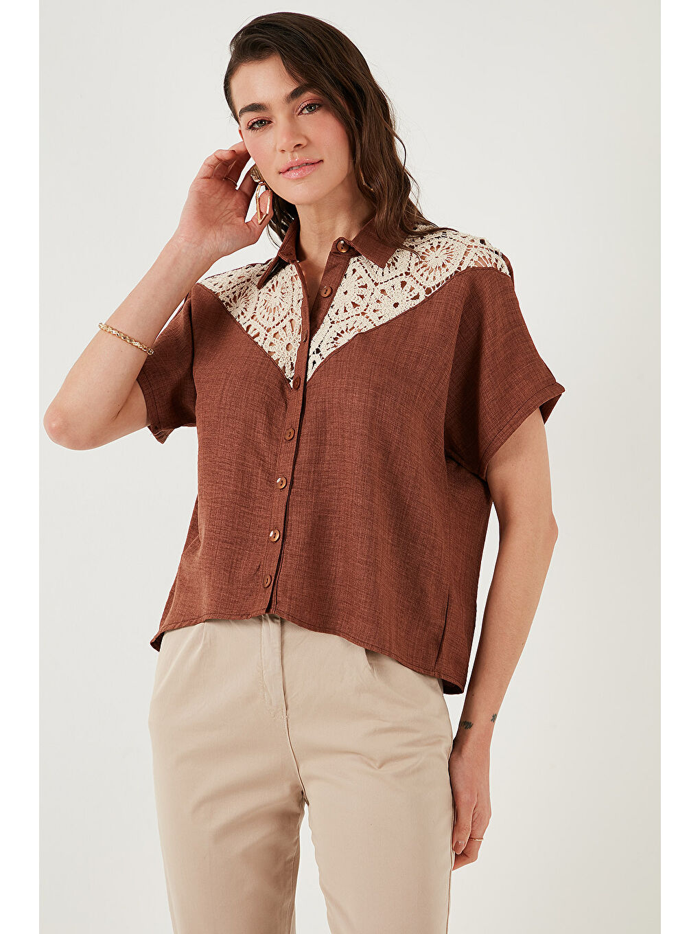 Kahverengi Dantelli Relaxed Fit Kısa Kollu Kadın Gömlek 5865764-2