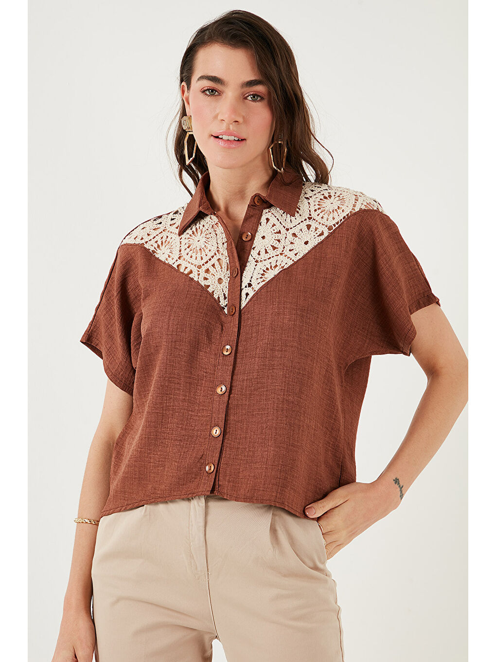 Kahverengi Dantelli Relaxed Fit Kısa Kollu Kadın Gömlek 5865764-3