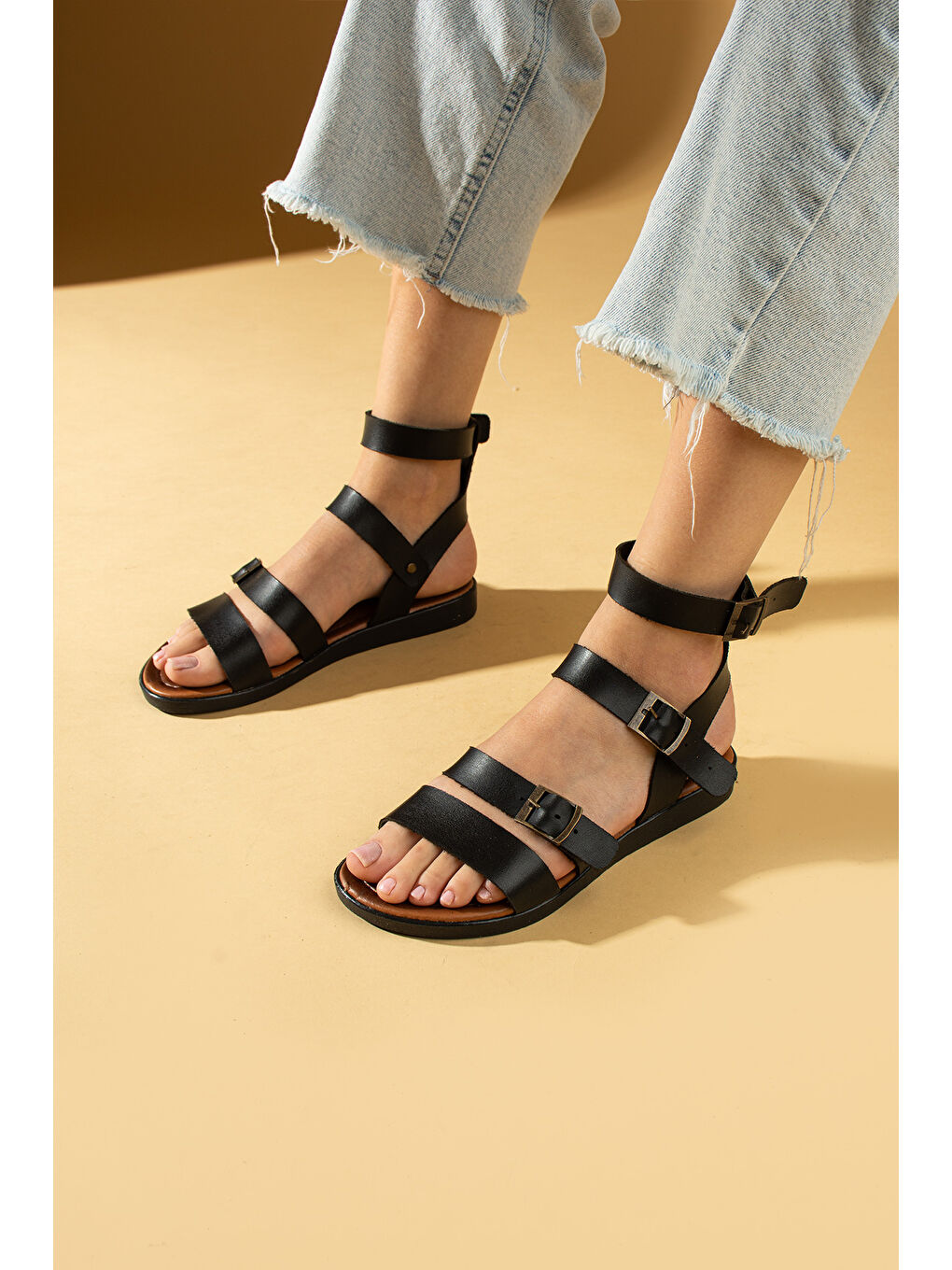 Siyah Ayarlanabilir Tokalı Rahat Kalıp Kadın Sandalet 51-850-24