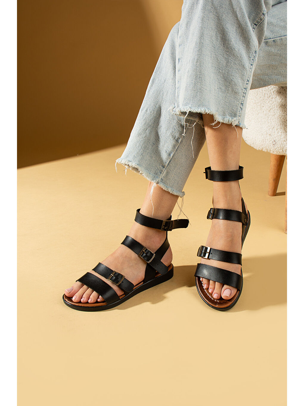 Siyah Ayarlanabilir Tokalı Rahat Kalıp Kadın Sandalet 51-850-24-1