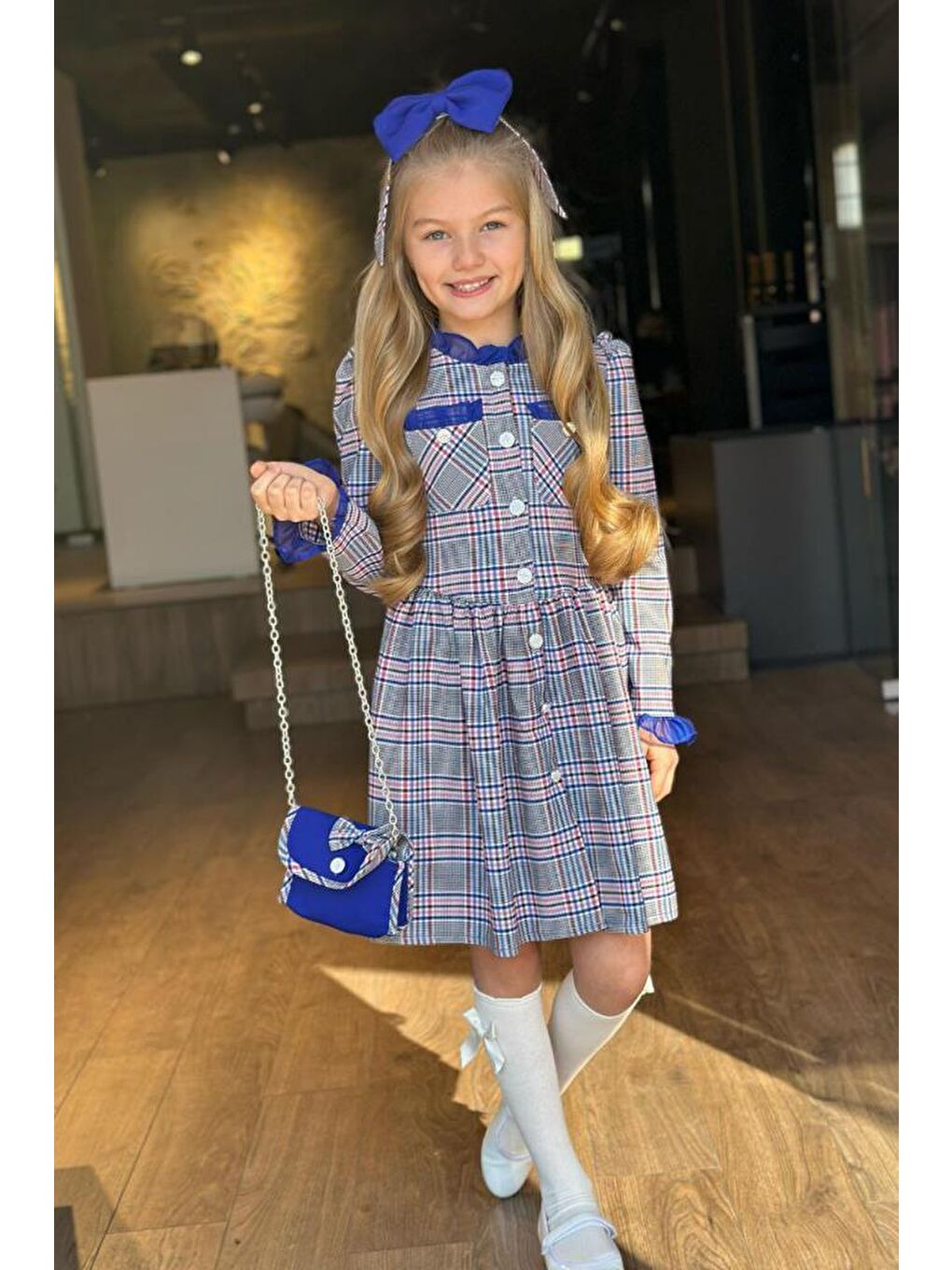 Kız Çocuk Yakası ve Kolları Fırfırlı Üzeri Boydan Düğme ve Lacivert Ekose Detaylı Elbise