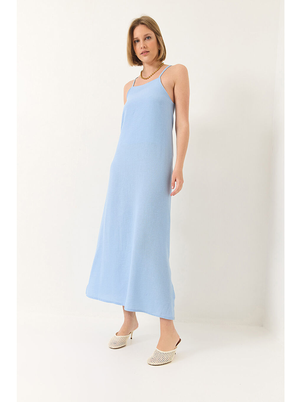 Mavi Kadın Askılı Yırtmaç Detaylı Uzun Keten Elbise-3