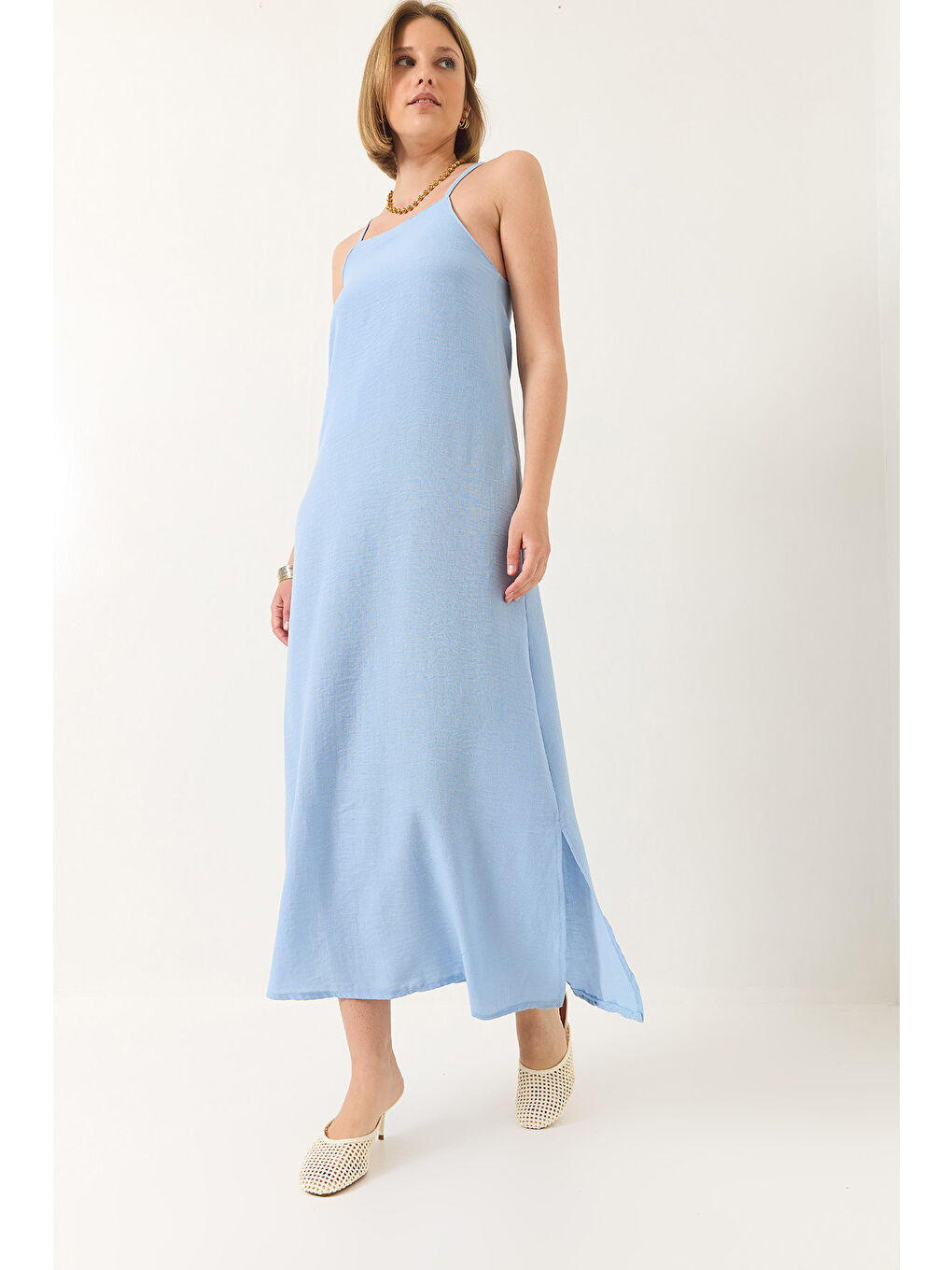 Mavi Kadın Askılı Yırtmaç Detaylı Uzun Keten Elbise-4