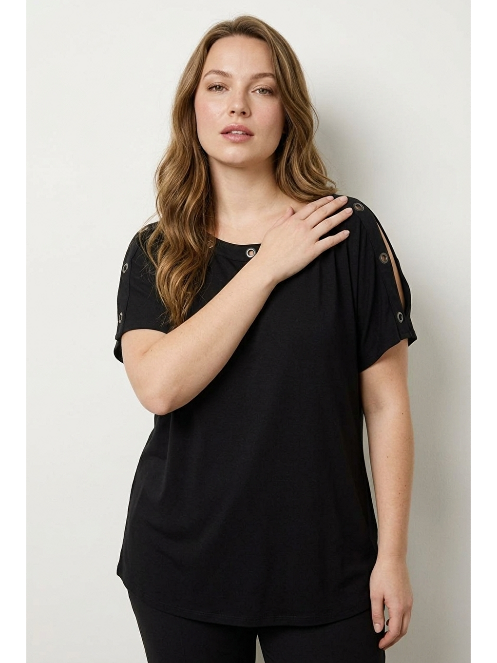 Siyah Bisiklet Yaka Kısa Kollu Omuz Detaylı Delikli Esnek Kumaşlı T-shirt