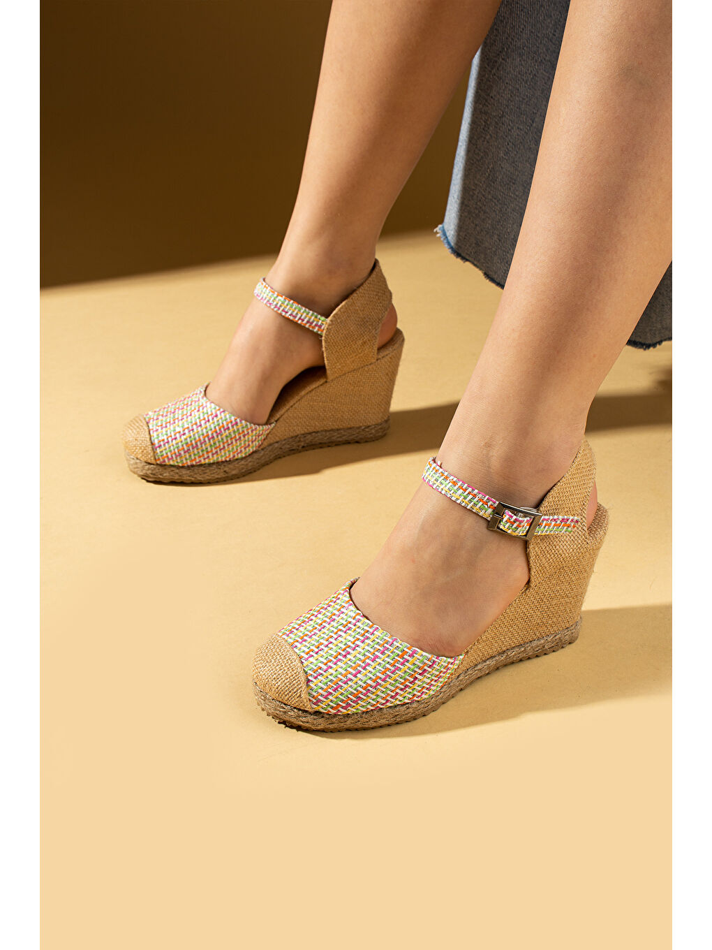 Fuşya Nakışlı Hasır Dolgu Taban Önü Kapalı Kadın Sandalet 69-71-24Multi