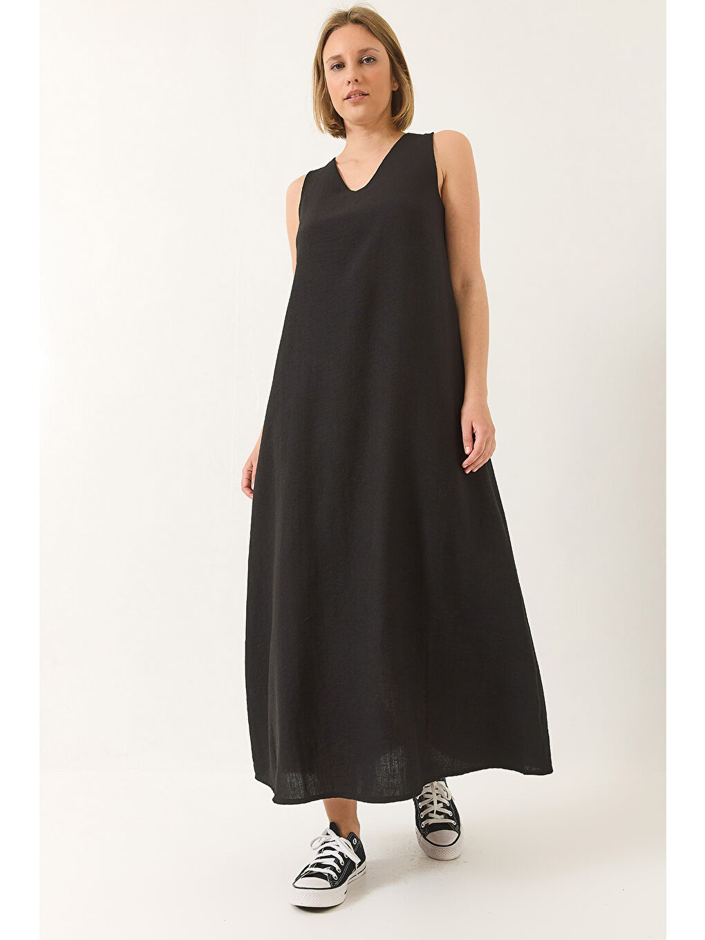Siyah Kadın V Yaka Kalın Askılı Uzun Keten Elbise