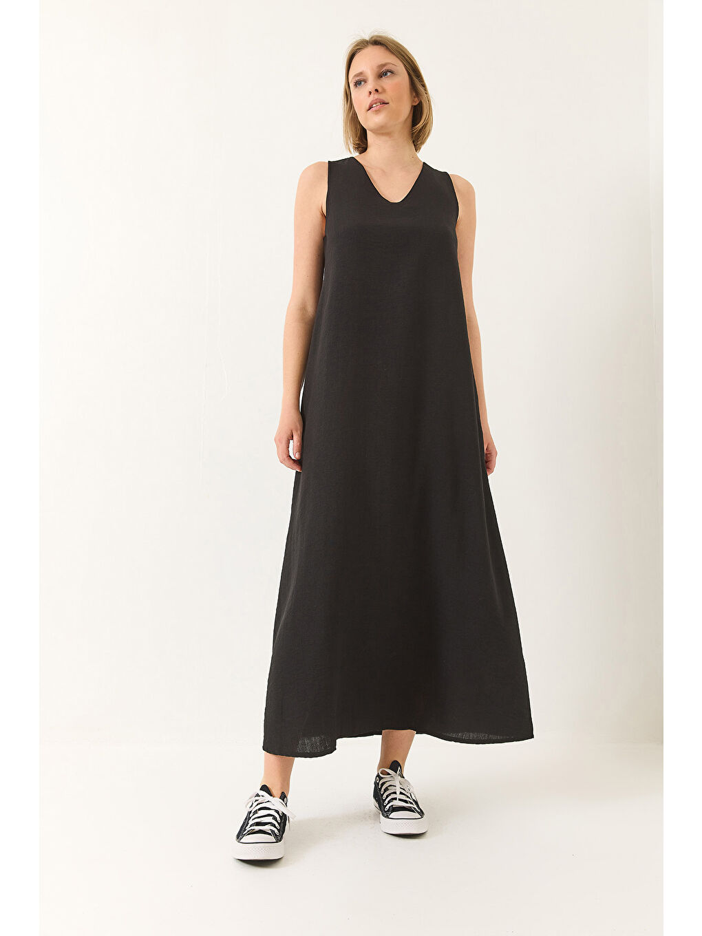 Siyah Kadın V Yaka Kalın Askılı Uzun Keten Elbise-1