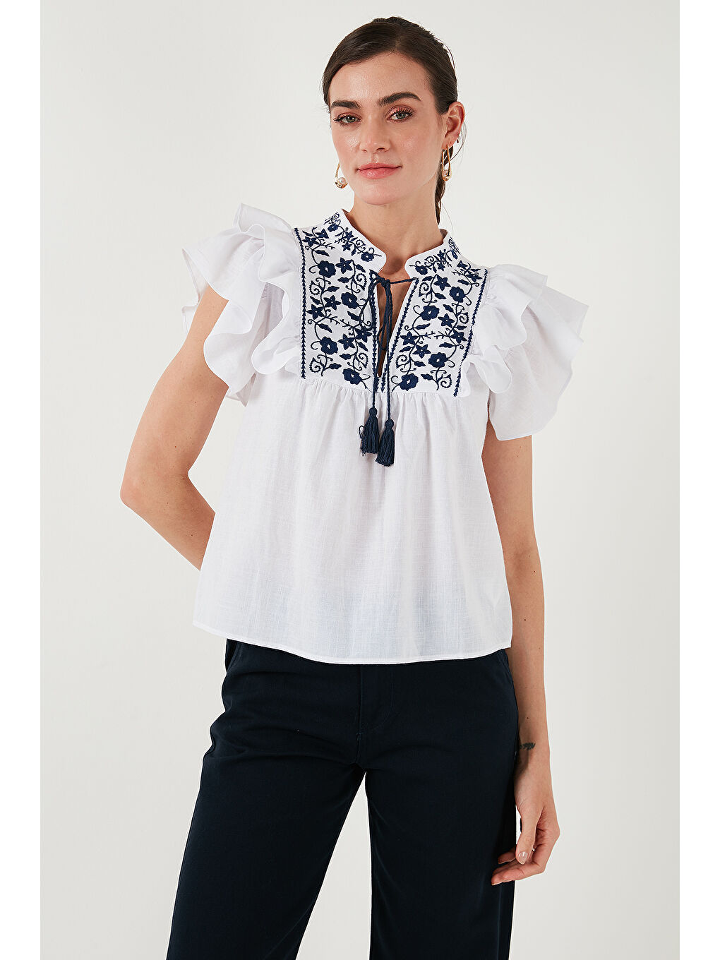 Bej Pamuklu Regular Fit Nakış İşlemeli Kadın Bluz 611Bz0253-3